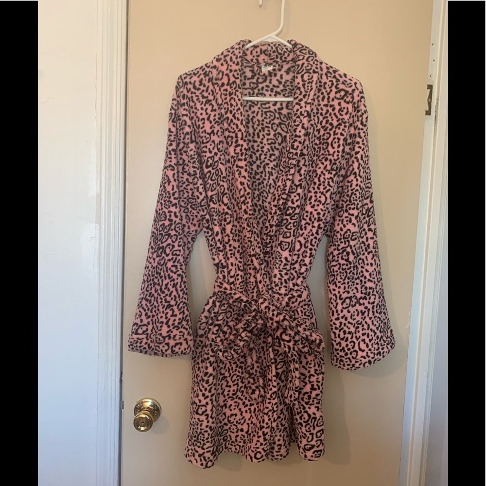 Ulta pink and black cheetah print short robe